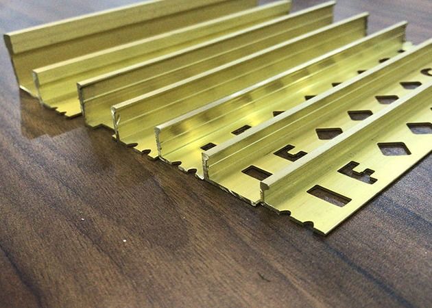 टाइल्स 2.5m सिरेमिक टाइल सजावट के लिए ब्रास एज ट्रिम